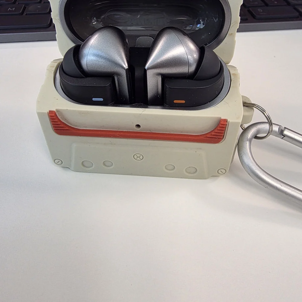 Samsung Silver Wireless Earbud Headphones